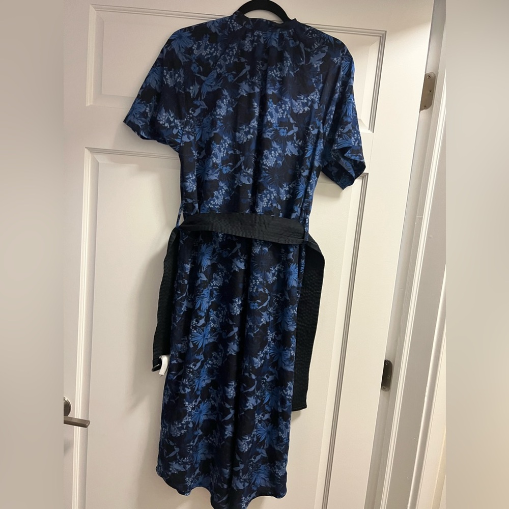 Barely used blue floral dress with pockets and belt. Banana republic Large